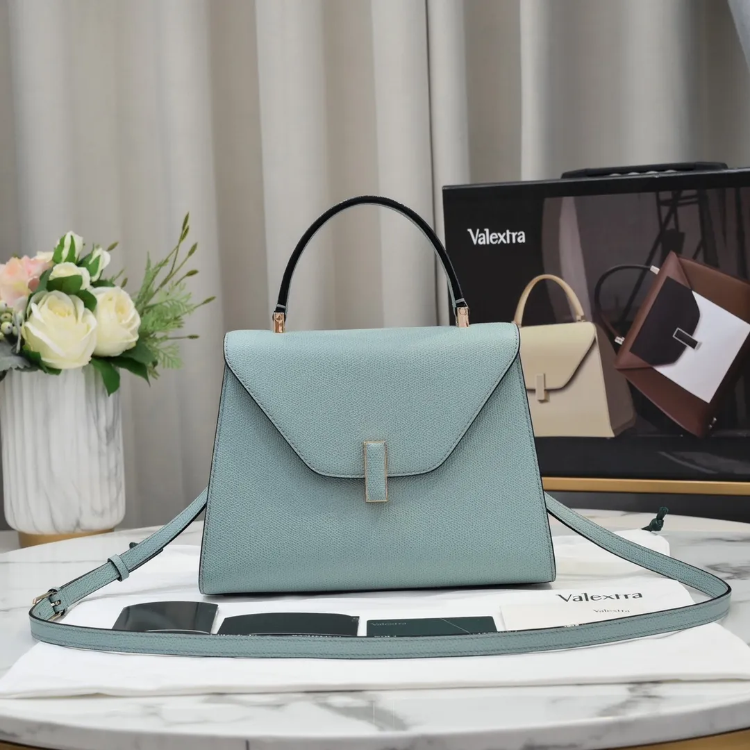 Valextra, the name of Italy's beloved horse, Iside is Val. One of extra's most iconic designs. There is no obvious logo, but the simple collective line design is very recognizable, full of architectural art, and shows a capable and intellectual style. It is made of imported palm-print lining cowhide, with up to five stitches of handwork, and the shiny oil edges test the skill of the craftsman. Large size: 26cm model 6627#